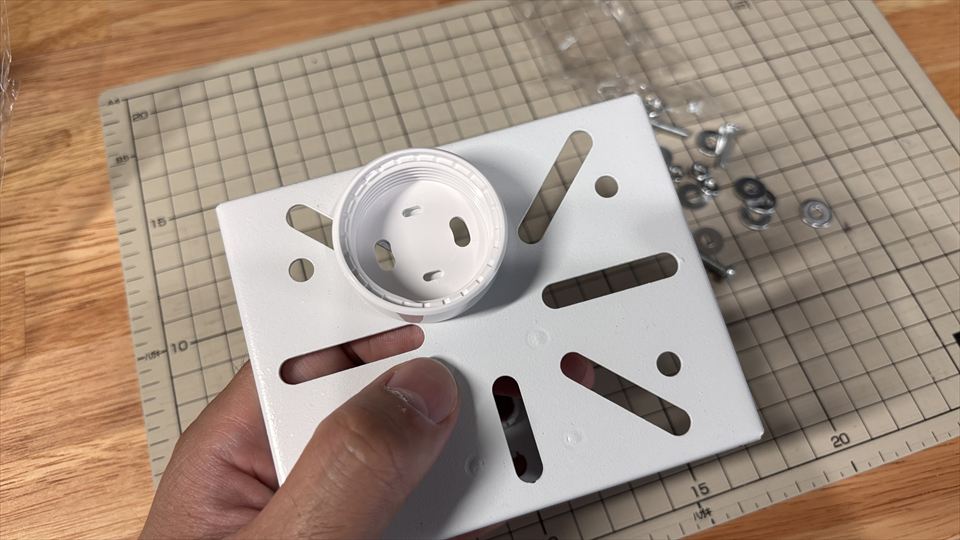 クランプ式金具とマウントの穴を合わせる
